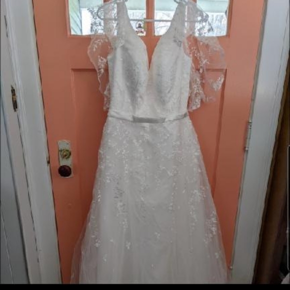 Dresses & Skirts - New wedding dress sz 16